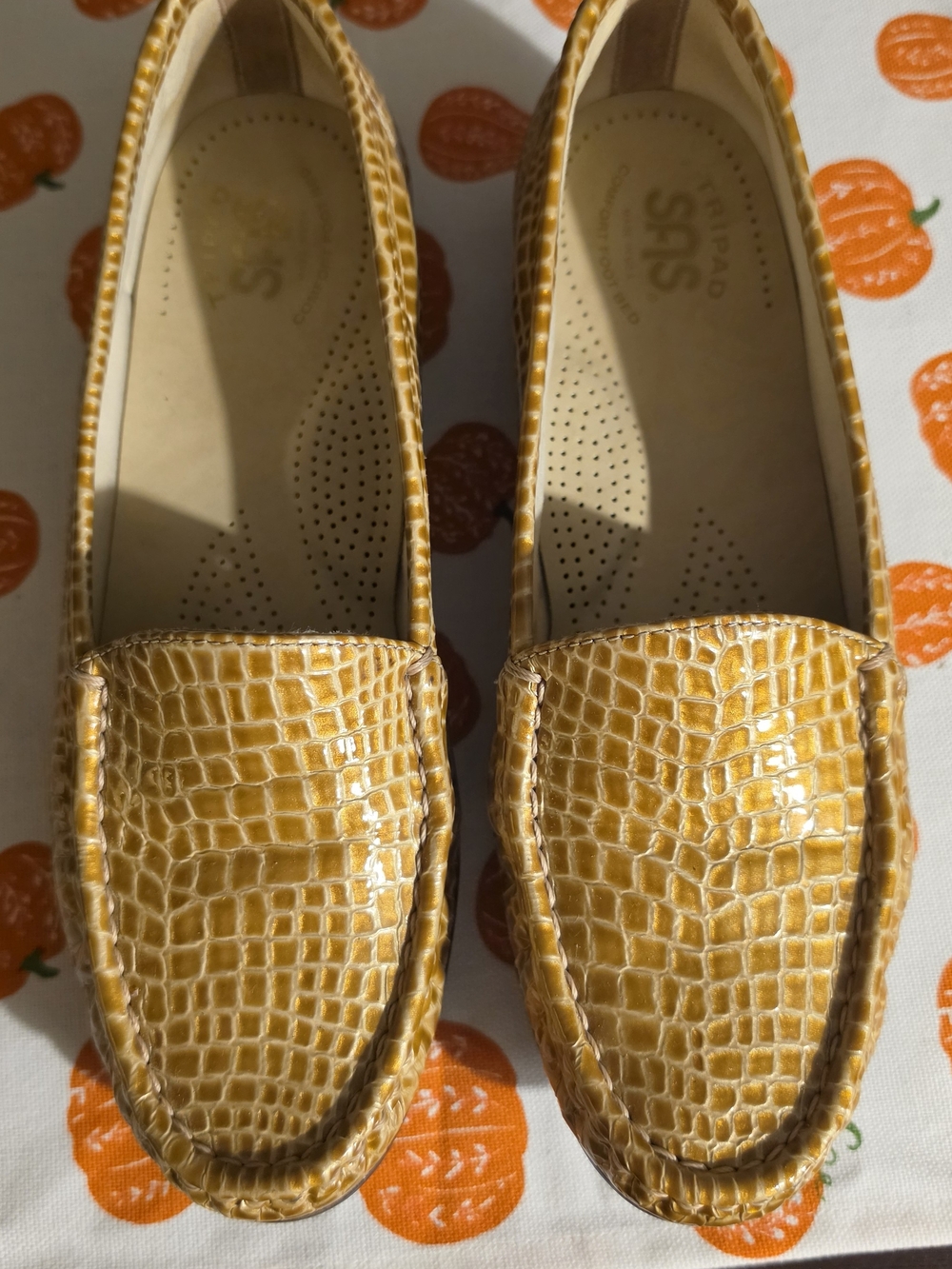 SAS Women’s Croc-Embossed Loafers